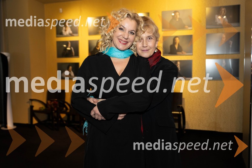  Karin Komljanec, igralka;  Barbara Hieng Samobor, direktorica in umetniška vodja MGLMeduza, premiera monodrame v MGL