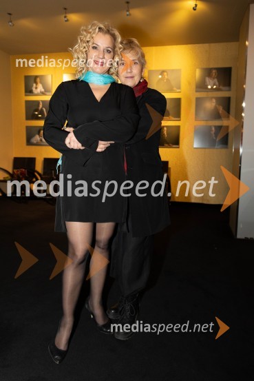  Karin Komljanec, igralka;  Barbara Hieng Samobor, direktorica in umetniška vodja MGLMeduza, premiera monodrame v MGL