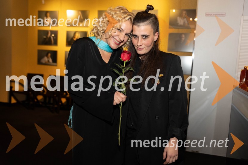  Karin Komljanec, igralka;  Veronika Valdés, igralka, oblikovalka gibaMeduza, premiera monodrame v MGL