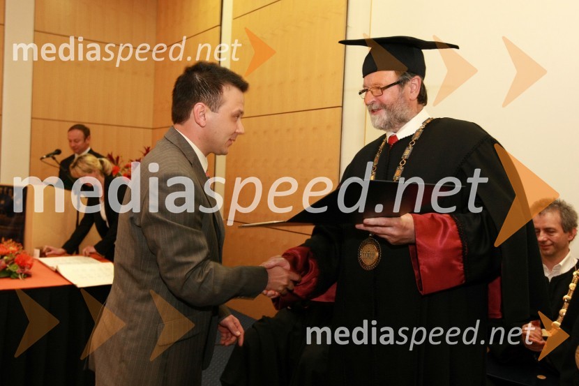 Dr. Aljaž Kapun, Fakulteta za elektrotehniko, računalništvo in informatiko Univerze v Mariboru ter prof. dr. Ivan Rozman, rektor Univerze v MariboruUniverza v Mariboru: Promocija doktorjev znanosti, april 2009