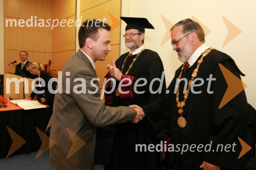 Dr. Aljaž Kapun, Fakulteta za elektrotehniko, računalništvo in informatiko Univerze v Mariboru, prof. dr. Ivan Rozman, rektor Univerze v Mariboru ter prof. dr. Igor Tičar, dekan Fakultete za elektrotehniko, računalništvo in informatiko Univerze v MariboruUniverza v Mariboru: Promocija doktorjev znanosti, april 2009