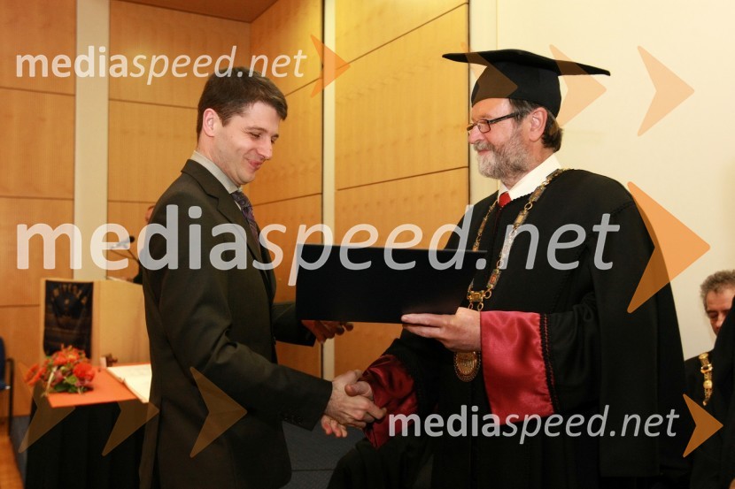 Dr. Igor Pesek, Fakulteta za elektrotehniko, računalništvo in informatiko Univerze v Mariboru ter prof. dr. Ivan Rozman, rektor Univerze v MariboruUniverza v Mariboru: Promocija doktorjev znanosti, april 2009