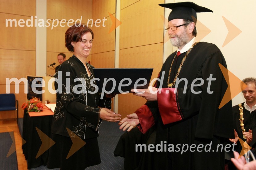 Dr. Katja Šnuderl, Fakulteta za kemijo in kemijsko tehnologijo Univerze v Mariboru ter prof. dr. Ivan Rozman, rektor Univerze v MariboruUniverza v Mariboru: Promocija doktorjev znanosti, april 2009