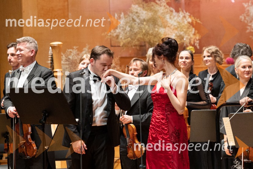  Benjamin Pregl, tenor;  Talita Sofija Komelj, sopranistka, 2. spremljevalka Miss Slovenije 202230. dobrodelni managerski koncert