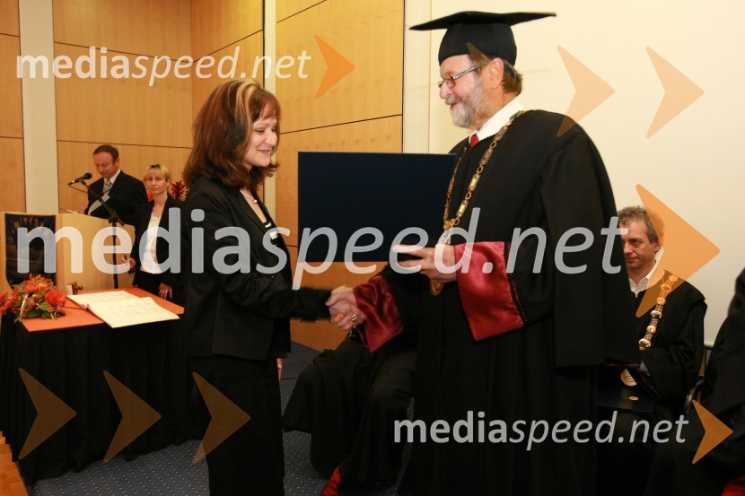 Dr. Tünde Vatai, Fakulteta za kemijo in kemijsko tehnologijo Univerze v Mariboru ter prof. dr. Ivan Rozman, rektor Univerze v MariboruUniverza v Mariboru: Promocija doktorjev znanosti, april 2009