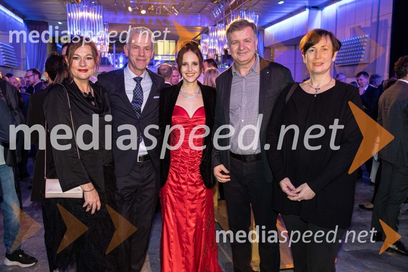  Lucja Zlodi; prof. dr. Marko Topič, dekan, Fakulteta za elektrotehniko;  Talita Sofija Komelj, sopranistka, 2. spremljevalka Miss Slovenije 2022;  ... ;  ... 30. dobrodelni managerski koncert