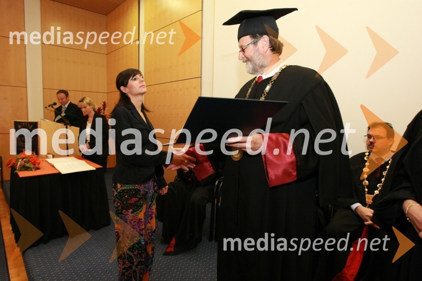 Dr. Branislava Vičar, Filozofska fakulteta Univerze v Mariboru ter prof. dr. Ivan Rozman, rektor Univerze v MariboruUniverza v Mariboru: Promocija doktorjev znanosti, april 2009
