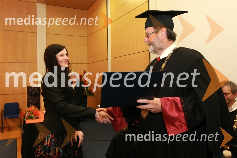 Dr. Barbara Bradač, Ekonomska poslovna fakulteta Univerze v Mariboru ter prof. dr. Ivan Rozman, rektor Univerze v MariboruUniverza v Mariboru: Promocija doktorjev znanosti, april 2009