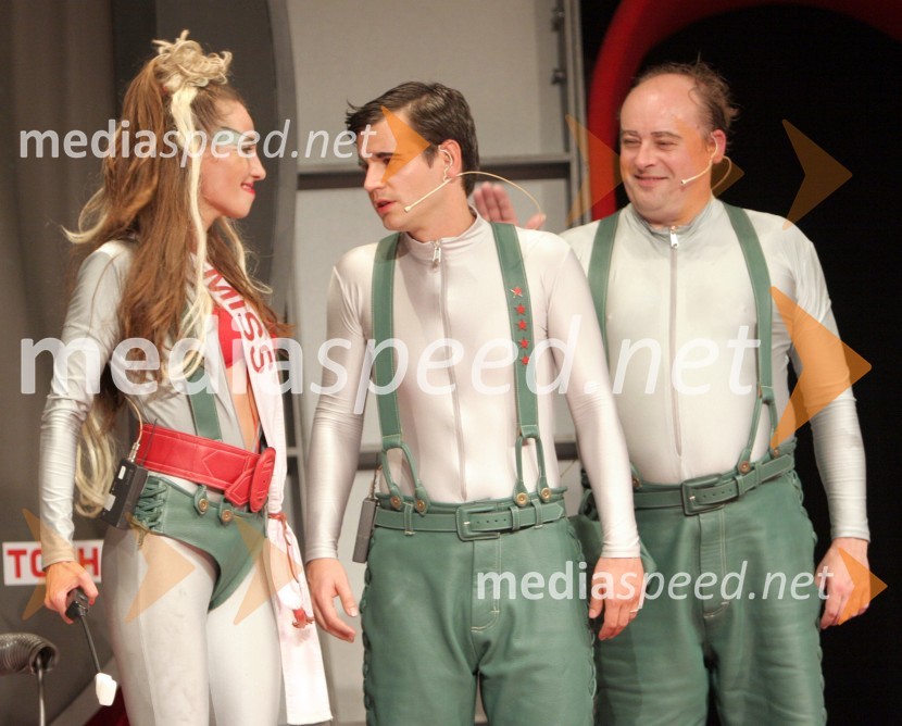 Teater 55 (na sliki Alenka Tetičkovič, Aljoša Trnovšek in Gojmir Lešnjak - Gojc) iz predstave Slovenci v vesoljuFestival Lent