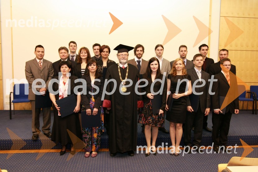 Tretja vrsta: dr. Igor Pesek in dr. Zdenko Mezgec, druga vrsta:  	dr. Aljaž Kapun, dr. Miljenko Križmarić, dr. Tünde Vatai, dr. Katja Šnuderl, dr. Vid Domiter, dr. Damijan Rebernak, dr. Andrej Bregar, dr. Sašo Greiner in dr. Gregor Polančič, prva vrsta: dr. Jasmina Starc, dr. Branislava Vičar, prof. dr. Ivan Rozman, rektor Univerze v Mariboru, dr. Barbara Bradač, dr. Nataša Samec, dr. Marko Hölbl in dr. Mitja TruntičUniverza v Mariboru: Promocija doktorjev znanosti, april 2009