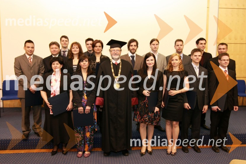 Tretja vrsta: dr. Igor Pesek in dr. Zdenko Mezgec, druga vrsta:  dr. Aljaž Kapun, dr. Miljenko Križmarić, dr. Tünde Vatai, dr. Katja Šnuderl, dr. Vid Domiter, dr. Damijan Rebernak, dr. Andrej Bregar, dr. Sašo Greiner in dr. Gregor Polančič, prva vrsta: dr. Jasmina Starc, dr. Branislava Vičar, prof. dr. Ivan Rozman, rektor Univerze v Mariboru, dr. Barbara Bradač, dr. Nataša Samec, dr. Marko Hölbl in dr. Mitja TruntičUniverza v Mariboru: Promocija doktorjev znanosti, april 2009