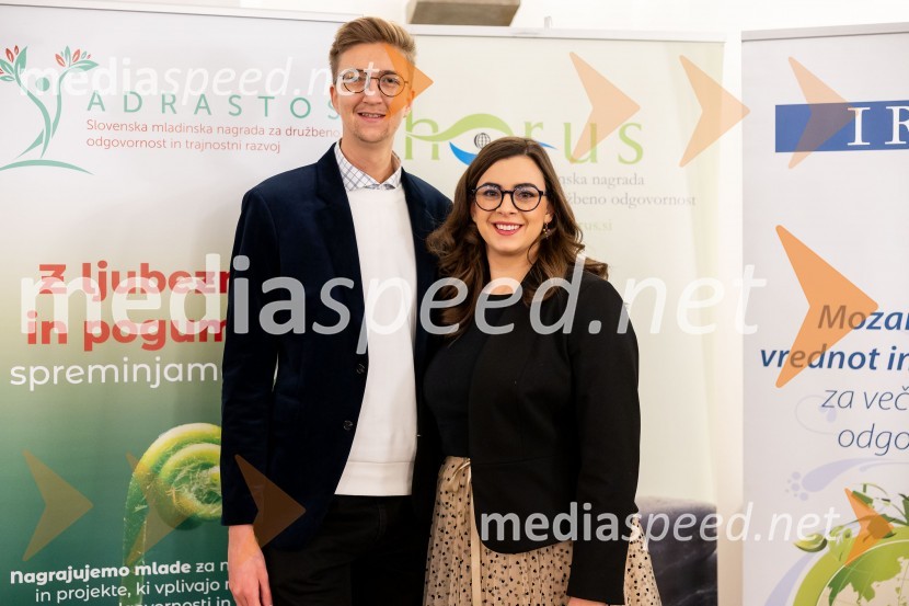  Anej Irgolič;  Nomi  Hrast , prorektorica za študentska vprašanja Univerze v MariboruHorus in Adrastos 2023, slavnostna podelitev nagrad