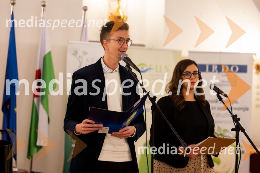  Anej Irgolič;  Nomi  Hrast,  prorektorica za študentska vprašanjaHorus in Adrastos 2023, slavnostna podelitev nagrad