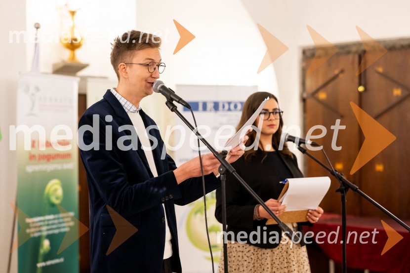  Anej Irgolič;  Nomi  Hrast , prorektorica za študentska vprašanja Univerze v MariboruHorus in Adrastos 2023, slavnostna podelitev nagrad