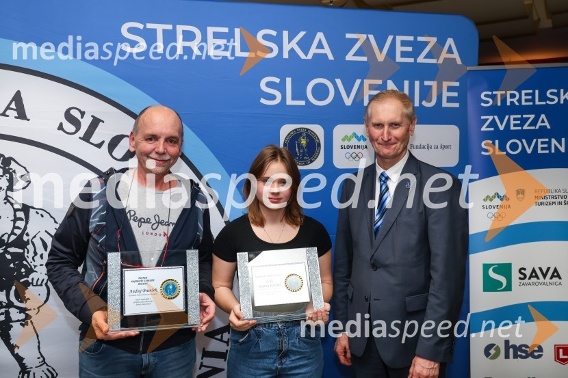  Andrej Brunšek, Strelsko društvo Dušan Poženel Rečica pri Laškem;  Zala Kajtna Poženel, Strelsko društvo Dušan Poženel Rečica pri Laškem;  Ljubo Germič, predsednik SZS (Strelska zveza Slovenije)Podeljena priznanja za najboljše strelke in strelce v letu 2023