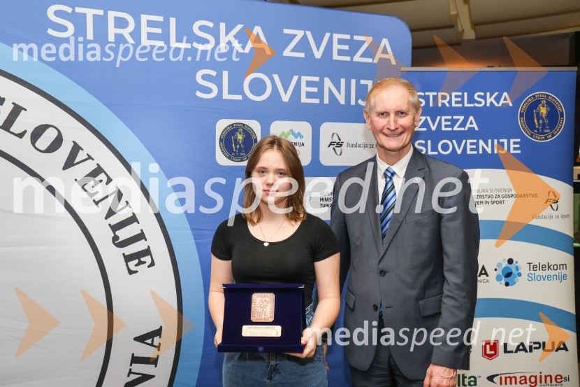  Zala Kajtna Poženel, Strelsko društvo Dušan Poženel Rečica pri Laškem;  Ljubo Germič, predsednik SZS (Strelska zveza Slovenije)Podeljena priznanja za najboljše strelke in strelce v letu 2023