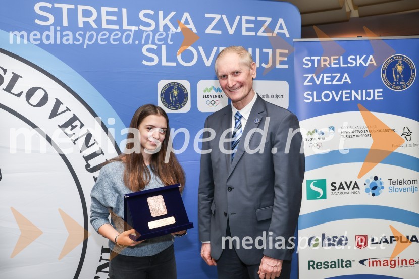  Lana Kužnik, Strelsko društvo Grosuplje;  Ljubo Germič, predsednik SZS (Strelska zveza Slovenije)Podeljena priznanja za najboljše strelke in strelce v letu 2023