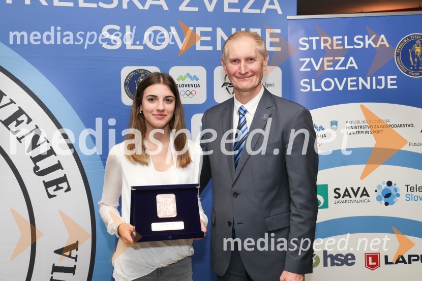  Tjaša Kužnik;  Ljubo Germič, predsednik SZS (Strelska zveza Slovenije)Podeljena priznanja za najboljše strelke in strelce v letu 2023