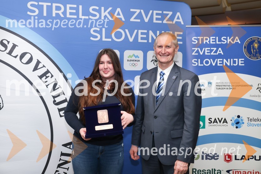  Eva Vodopivec, Strelsko društvo Dušan Poženel Rečica;  Ljubo Germič, predsednik SZS (Strelska zveza Slovenije)Podeljena priznanja za najboljše strelke in strelce v letu 2023