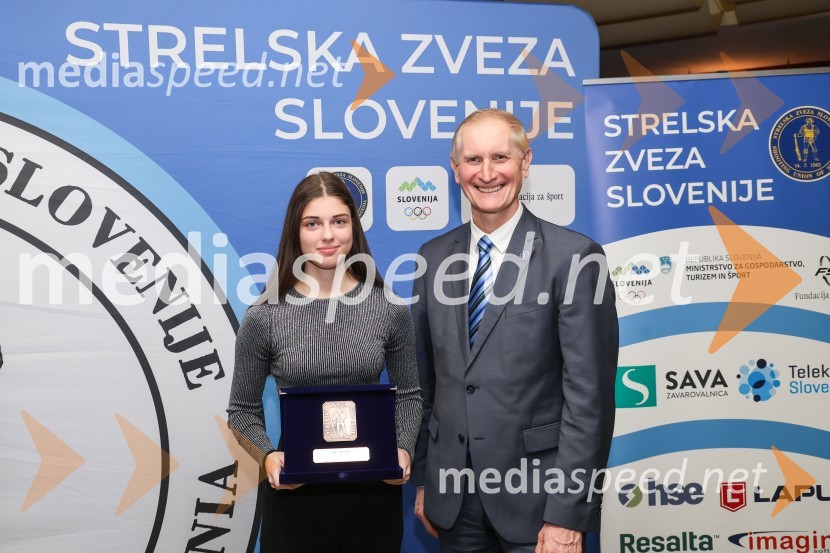 Nika Skubic, Strelsko društvo Kisovec;  Ljubo Germič, predsednik SZS (Strelska zveza Slovenije)Podeljena priznanja za najboljše strelke in strelce v letu 2023