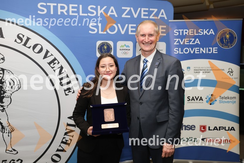  Urška Hrašovec, Strelsko društvo I. Pohorski bataljon Ruše;  Ljubo Germič, predsednik SZS (Strelska zveza Slovenije)Podeljena priznanja za najboljše strelke in strelce v letu 2023