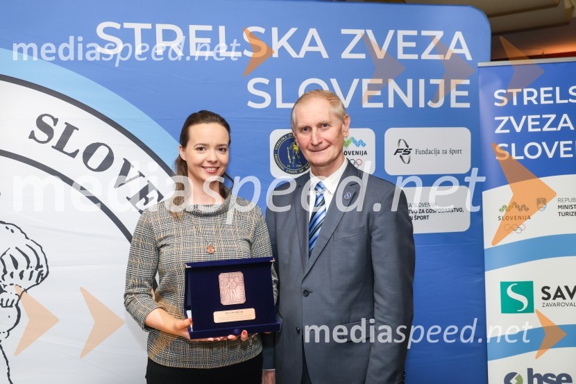  Živa Dvoršak, strelka, SD Olimpija;  Ljubo Germič, predsednik SZS (Strelska zveza Slovenije)Podeljena priznanja za najboljše strelke in strelce v letu 2023