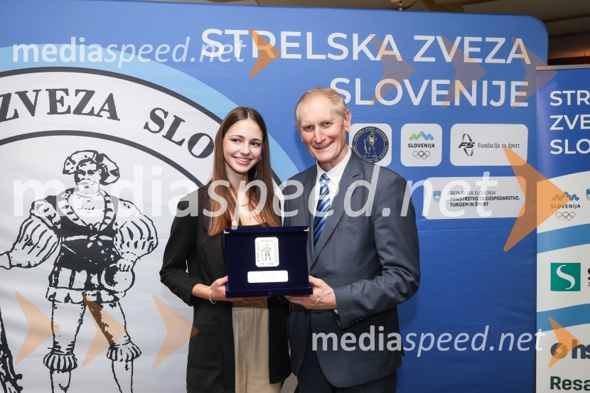  Manja Slak, Strelsko društvo Gorenja vas;  Ljubo Germič, predsednik SZS (Strelska zveza Slovenije)Podeljena priznanja za najboljše strelke in strelce v letu 2023