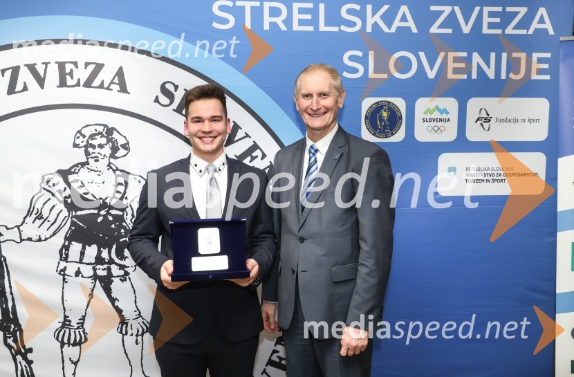  Luka Lukić, strelec;  Ljubo Germič, predsednik SZS (Strelska zveza Slovenije)Podeljena priznanja za najboljše strelke in strelce v letu 2023