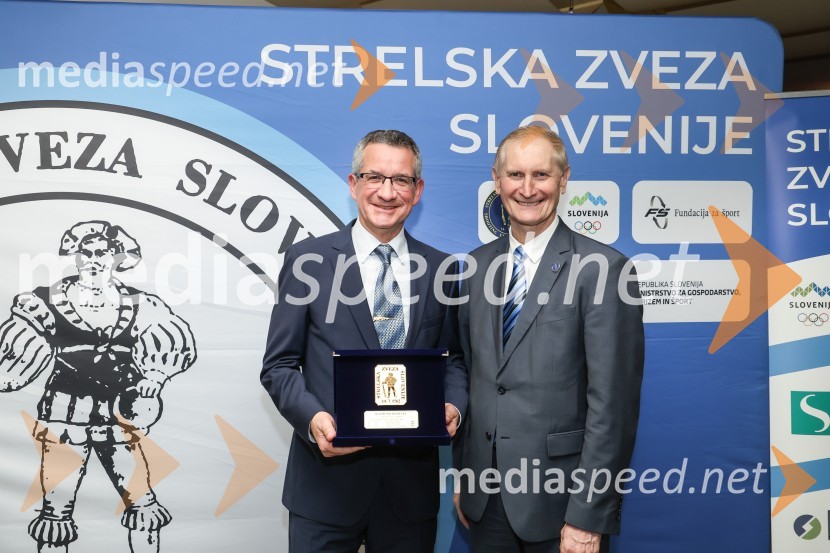  Rajmond Debevec, športni strelec;  Ljubo Germič, predsednik SZS (Strelska zveza Slovenije)Podeljena priznanja za najboljše strelke in strelce v letu 2023