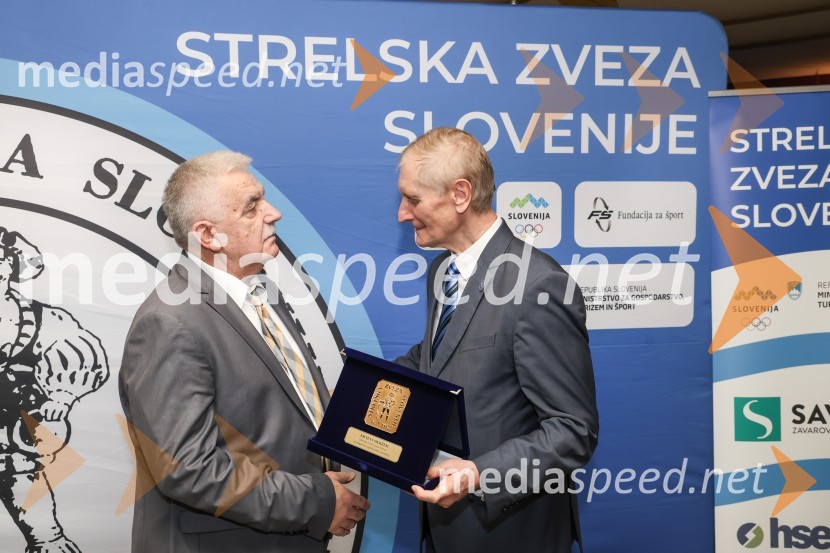  Ernest Deržek, Strelska zveza Kočevje;  Ljubo Germič, predsednik SZS (Strelska zveza Slovenije)Podeljena priznanja za najboljše strelke in strelce v letu 2023