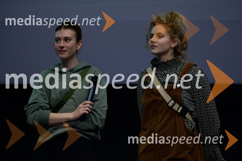  Mila Peršin, igralka;  Suzana Krevh, igralkaKaj pa Ester?, premiera slovenske romantične komedije v Mariboxu