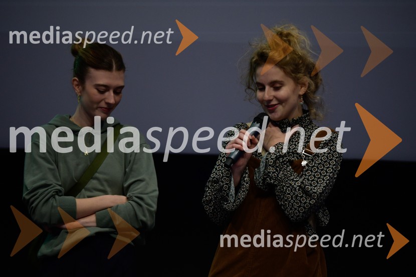  Mila Peršin, igralka;  Suzana Krevh, igralkaKaj pa Ester?, premiera slovenske romantične komedije v Mariboxu