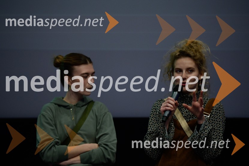  Mila Peršin, igralka;  Suzana Krevh, igralkaKaj pa Ester?, premiera slovenske romantične komedije v Mariboxu