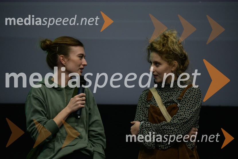  Mila Peršin, igralka;  Suzana Krevh, igralkaKaj pa Ester?, premiera slovenske romantične komedije v Mariboxu