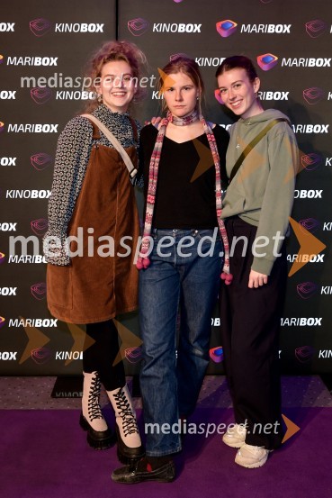  Suzana Krevh, igralka;  Katja Predan, igralka;  Mila Peršin, igralkaKaj pa Ester?, premiera slovenske romantične komedije v Mariboxu