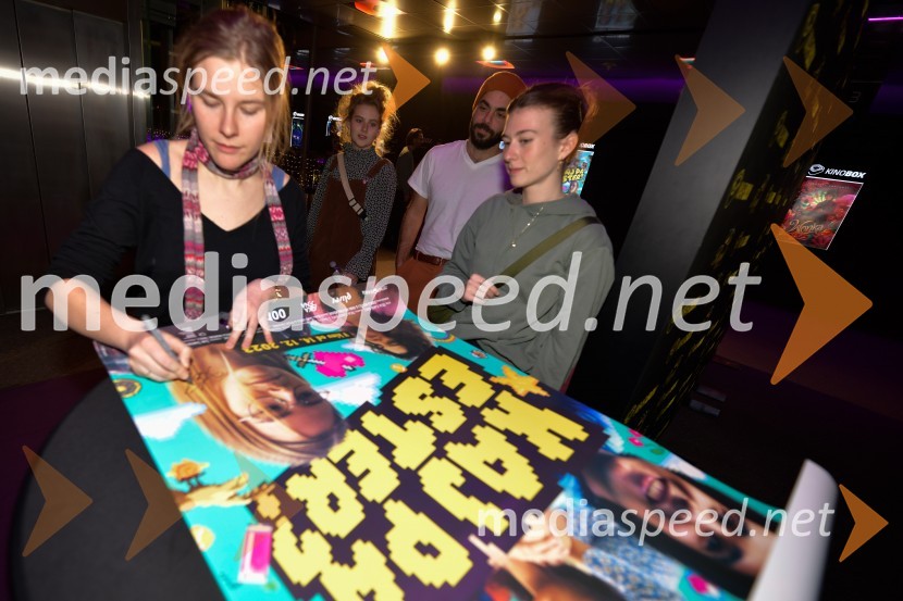  Katja Predan, igralka;  Mila Peršin, igralkaKaj pa Ester?, premiera slovenske romantične komedije v Mariboxu