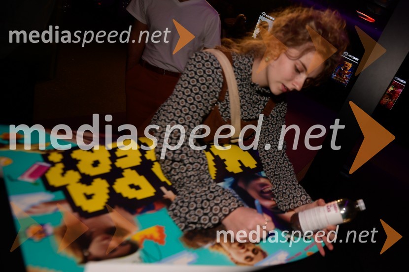  Suzana Krevh, igralkaKaj pa Ester?, premiera slovenske romantične komedije v Mariboxu