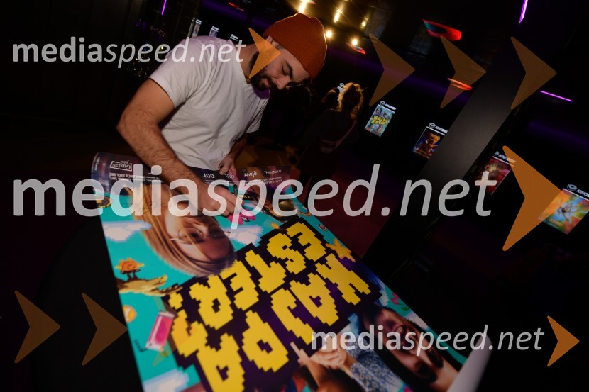  Tosja Flaker Berce, filmski režiser, igralecKaj pa Ester?, premiera slovenske romantične komedije v Mariboxu