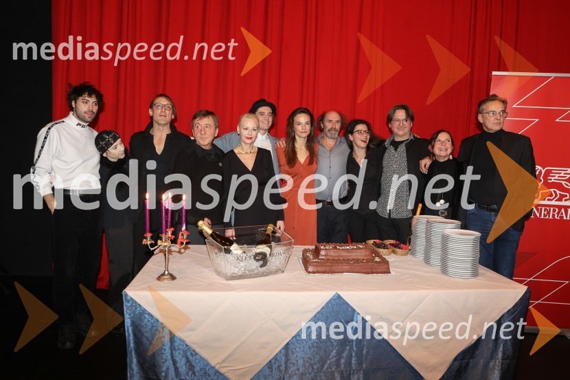  Benjamin Krnetić, igralec;  Veronika Drolc, igralka;  Marko  Mandić, igralec;  Gregor Baković, igralec;  Polona  Juh, igralka;  Klemen Janežič, igralec, koreograf;  Tina Vrbnjak, igralka;  Janez Škof, igralec;  ... ;  Branko Šturbej, igralec;  Darja Hlavka Godina, glasbena oblikovalka;   Igor  Samobor, igralecKar hočete, premiera Shakespearove drame v SNG Drama Ljubljana