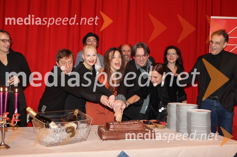  Gregor Baković, igralec;  Polona  Juh, igralka;  Klemen Janežič, igralec, koreograf;  Tina Vrbnjak, igralka;  Janez Škof, igralec;  Branko Šturbej, igralec;  Darja Hlavka Godina, glasbena oblikovalka;  ... ;   Igor  Samobor, igralecKar hočete, premiera Shakespearove drame v SNG Drama Ljubljana