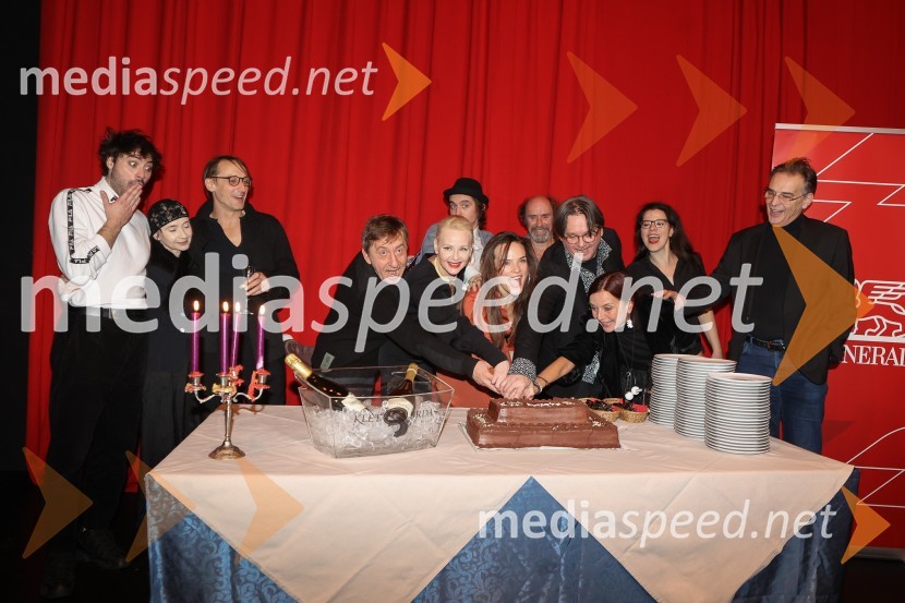  Benjamin Krnetić, igralec;  Veronika Drolc, igralka;  Marko  Mandić, igralec;  Gregor Baković, igralec;  Polona  Juh, igralka;  Klemen Janežič, igralec, koreograf;  Tina Vrbnjak, igralka;  Janez Škof, igralec;  Branko Šturbej, igralec;  Darja Hlavka Godina, glasbena oblikovalka;  ... ;   Igor  Samobor, igralecKar hočete, premiera Shakespearove drame v SNG Drama Ljubljana