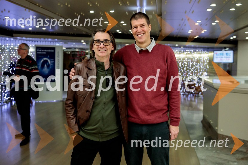  Aleksandar  Popovski, režiser, umetniški direktor Drame SNG Maribor;  Goran Vojnović, pisatelj, kolumnist, režiserPod svobodnim soncem, premiera koprodukcijske uprizoritve v Cankarjevem domu