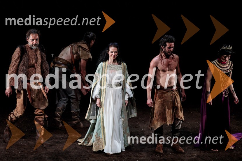  Gorazd Žilavec, igralec;  Blaž Dolenc, igralec;  Eva Kraš, igralka;  Matija Rupel, igralec;  Arna  Hadžialjević, igralkaPod svobodnim soncem, premiera koprodukcijske uprizoritve v Cankarjevem domu