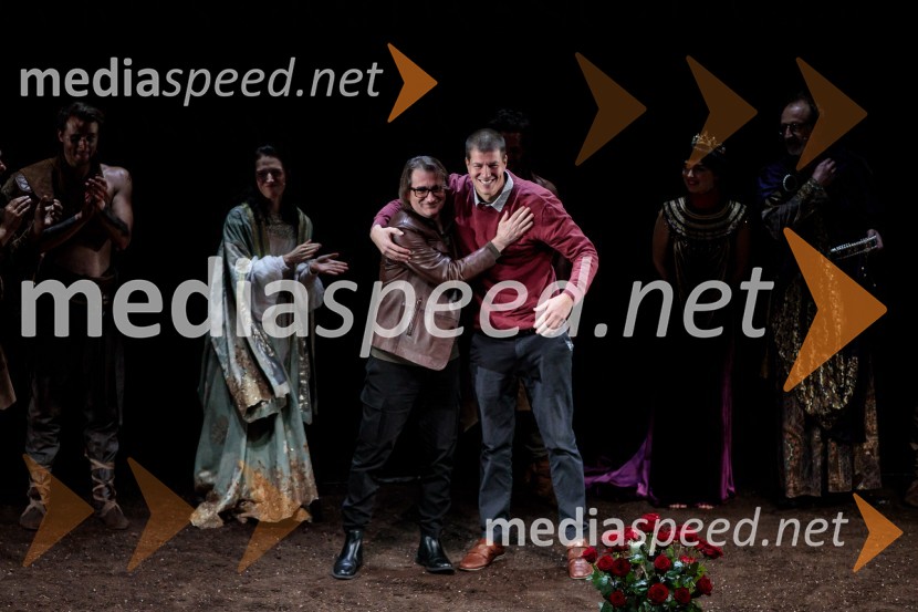  Aleksandar  Popovski, režiser, umetniški direktor Drame SNG Maribor;  Goran Vojnović, pisatelj, kolumnist, režiserPod svobodnim soncem, premiera koprodukcijske uprizoritve v Cankarjevem domu