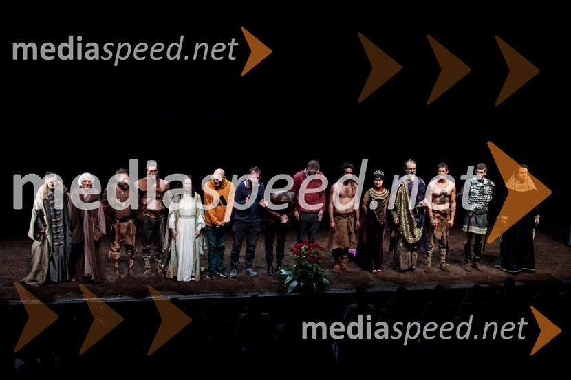  Viktor Hrvatin Meglič, igralec;  Iztok Mlakar, igralec;  Gorazd Žilavec, igralec;  Blaž Dolenc, igralec;  Eva Kraš, igralka;  Miran Bratuš, animator in oblikovalec videa;  Damijan Stepančič, ilustrator in slikar;  Aleksandar  Popovski, režiser, umetniški direktor Drame SNG Maribor;  Goran Vojnović, pisatelj, kolumnist, režiser;  Matija Rupel, igralec;  Arna  Hadžialjević, igralka;  Blaž Valič, igralec;  Matej Zemljič, igralec;  Robert Korošec, igralec;  Gorazd Jakomini, igralec Pod svobodnim soncem, premiera koprodukcijske uprizoritve v Cankarjevem domu