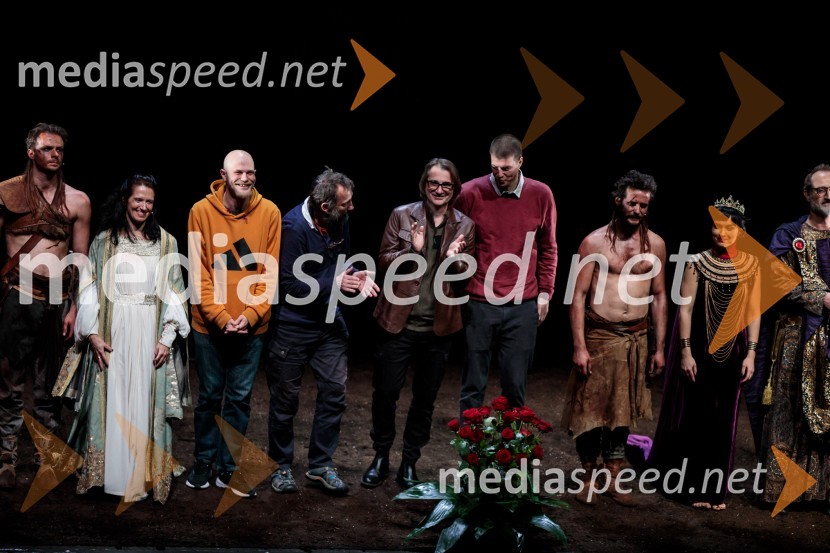  Eva Kraš, igralka;  Miran Bratuš, animator in oblikovalec videa;  Damijan Stepančič, ilustrator in slikar;  Aleksandar  Popovski, režiser, umetniški direktor Drame SNG Maribor;  Goran Vojnović, pisatelj, kolumnist, režiser;  Matija Rupel, igralec;  Arna  Hadžialjević, igralkaPod svobodnim soncem, premiera koprodukcijske uprizoritve v Cankarjevem domu