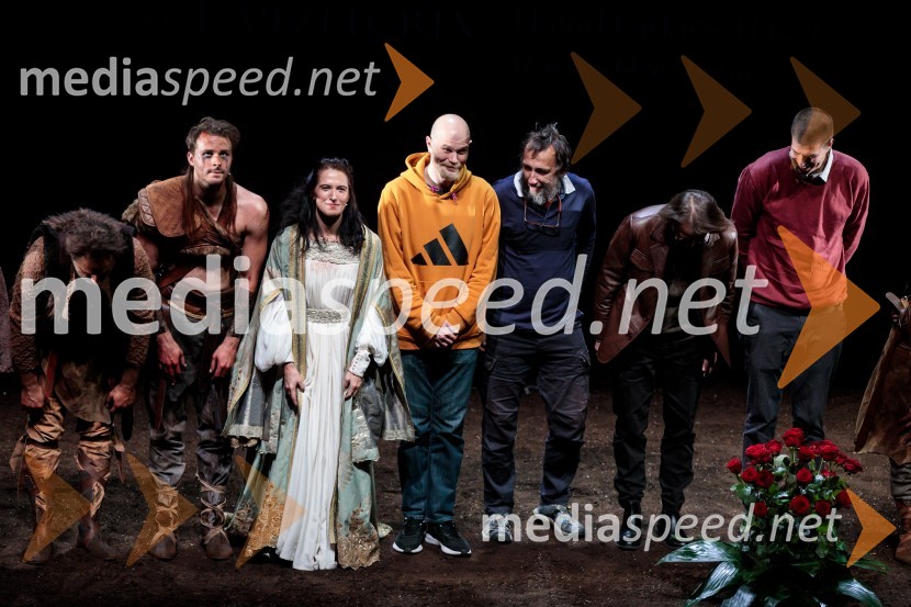  Gorazd Žilavec, igralec;  Blaž Dolenc, igralec;  Eva Kraš, igralka;  Miran Bratuš, animator in oblikovalec videa;  Damijan Stepančič, ilustrator in slikar;  Aleksandar  Popovski, režiser, umetniški direktor Drame SNG Maribor;  Goran Vojnović, pisatelj, kolumnist, režiserPod svobodnim soncem, premiera koprodukcijske uprizoritve v Cankarjevem domu