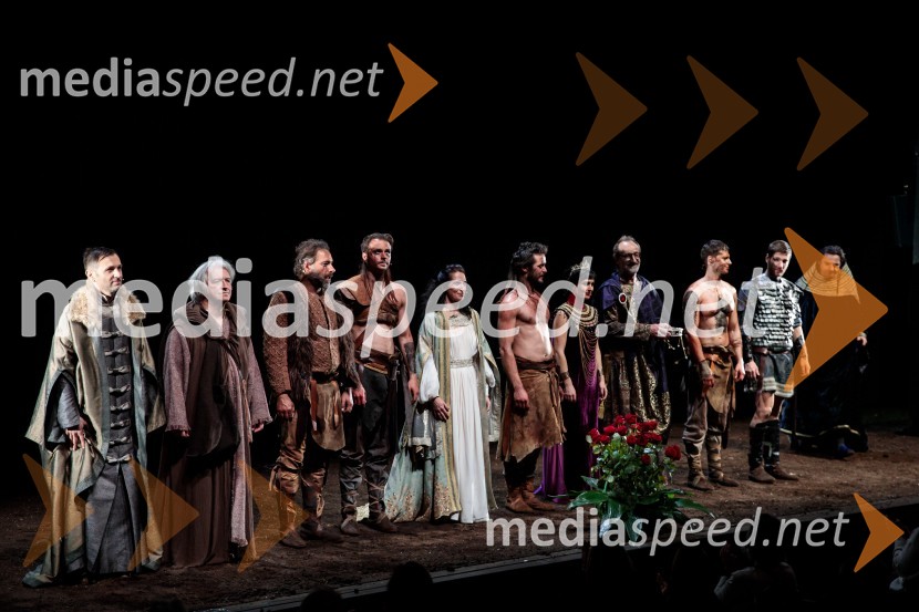  Viktor Hrvatin Meglič, igralec;  Iztok Mlakar, igralec;  Gorazd Žilavec, igralec;  Blaž Dolenc, igralec;  Eva Kraš, igralka;  Matija Rupel, igralec;  Arna  Hadžialjević, igralka;  Blaž Valič, igralec;  Matej Zemljič, igralec;  Robert Korošec, igralec;  Gorazd Jakomini, igralec Pod svobodnim soncem, premiera koprodukcijske uprizoritve v Cankarjevem domu