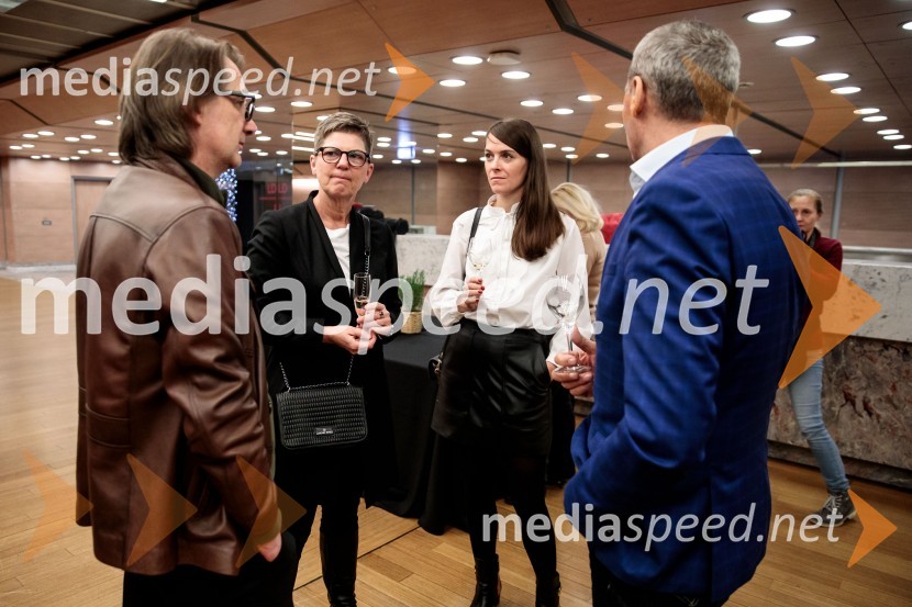  Aleksandar  Popovski, režiser, umetniški direktor Drame SNG Maribor;  Mirjam Drnovšček, direktorica, SNG Nova Gorica;  Špela Lešnik, producentka Drame SNG Maribor;  Danilo Rošker, direktor SNG MariborPod svobodnim soncem, premiera koprodukcijske uprizoritve v Cankarjevem domu