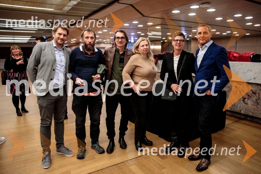  Marko Bratuš, umetniški vodja SNG Nova Gorica;  Damijan Stepančič, ilustrator in slikar;  Aleksandar  Popovski, režiser, umetniški direktor Drame SNG Maribor;  Natalija Popovski;  Mirjam Drnovšček, direktorica, SNG Nova Gorica;  Danilo Rošker, direktor SNG MariborPod svobodnim soncem, premiera koprodukcijske uprizoritve v Cankarjevem domu